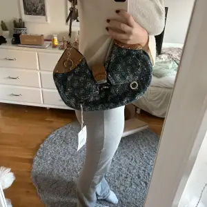 Säljer nu denna äkta guess väskan! Säljer då den inte va den storleken jag ville. Köpt på Vestaire så den är autentiserad (lappen är kvar från vestaire). Den är i denim material samt har unika detaljer! Du får plats med mycket i den! Små skavanker här och där som syns på bilderna men inget man tänker på!