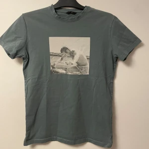 Massimo dutti t-shirt  - Massimo dutti T-shirt med snyggt tryck på bröstet. Hör av er vid frågor!