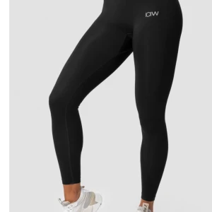  leggings från ICANIWILL - Säljer dessa iciw tights ( det är två olika tights på bilderna) som jag aldrig använt, det är två stycken, dem första på bild 1 är svarta och de andra på bild 2 är i en ljusgrå färg! (Inte samma färg som på bilden, skicka privat för direkt färg) Bild 1 är nypriset 599kr och bild 2 är nypriset 699kr men säljes 170kr st och 300kr för båda!❤️