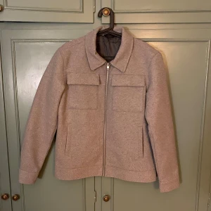 Jack and Jones overshirt/jacka - Hej, jag säljer min overshirt från Jack&Jones. Den är i perfekt skick då jag bara använt den två gånger. Nypris går på 1200kr Mitt pris är 790kr.Priset kan diskuteras vid snabb affär.