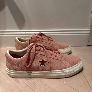 Converse One Star Pro - Säljer ett par rosa Converse One Star Pro sneakers i mocka med en stjärndetalj på sidan. Det är för små och kunde inte lämna tillbaka💗