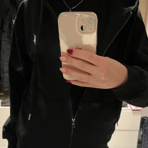 Svart hoodie från Polo Ralph Lauren - Säljer en stilren svart hoodie från Polo Ralph Lauren med dragkedja och huva. Den har lapp kvar och är endast testad. säljer pga köp av fel storlek. Den är liten i storlek så skulle mer uppskatta till en S. Pris kan diskuteras vid snabbt köp!