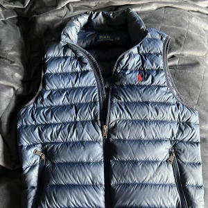 Ralph lauren väst - Fet marin blå raffe väst perfekt nu i vinter. Använd typ 5 ggr, Skick 10/10. Inga defekter.  Nypris 3600 Bara att fråga för mer bilder. Byte funkar!!