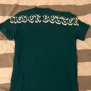 Turkos t-shirt med text - Snygg turkos t-shirt med texten 'NEVER BETTER' i vitt på både fram- och baksidan. Perfekt för en avslappnad stil.
