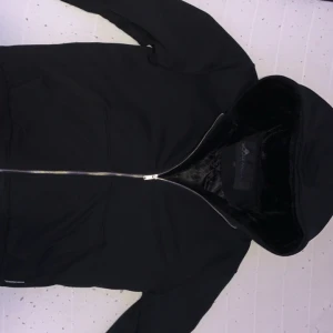 Moose knuckles (classic bunny)  - En svart moose knuckles classic bunny svart päls med silver moose symbol perfekt skick använd 6 månader storlek L inga skador eller skrapar (!!bara en liten skrap i symbolen man kan se i bilden!!)  SKRIV FÖR BÄTTRE BILDER PÅ DEN!!