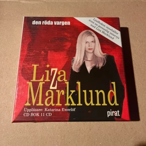 Den röda vargen av Liza Marklund - Säljer ljudboken 'Den röda vargen' av Liza Marklund, uppläst av Katarina Ewerlöf. Denna CD-bok innehåller 11 CD-skivor och är en spännande thriller om journalisten Annika Bengtzon. Perfekt för dig som gillar deckare och spänning!