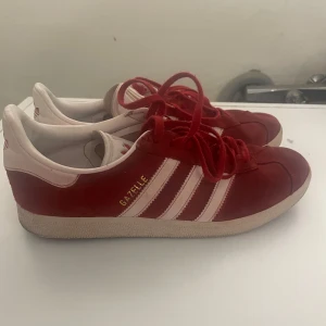 Adidas Gazelle - Säljer ett par röda Adidas Gazelles. Skick 7,5/10, de har inga defekt utan bara smuts och naturlig slitning. Passar lite mindre än strl 42 