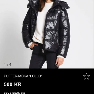 Svart pufferjacka 'Lollo'  - Säljer en snygg svart pufferjacka 'Lollo' i glansigt material. Från lager 157 helt slutsåld men säljer för kommer inte använda helt nyköpt prislapp kvar