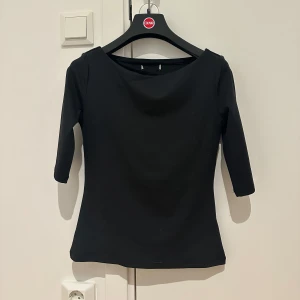 Svart topp med trekvartsärm - En helt ny svart topp med  trekvartsärm, som sagt har jag aldrig använt den därför att tröjan inte riktigt var min stil. Men hann ej lämna tillbaka. Hör gärna av dig vid frågor eller eventuellt fler bilder!!!🎀🎀