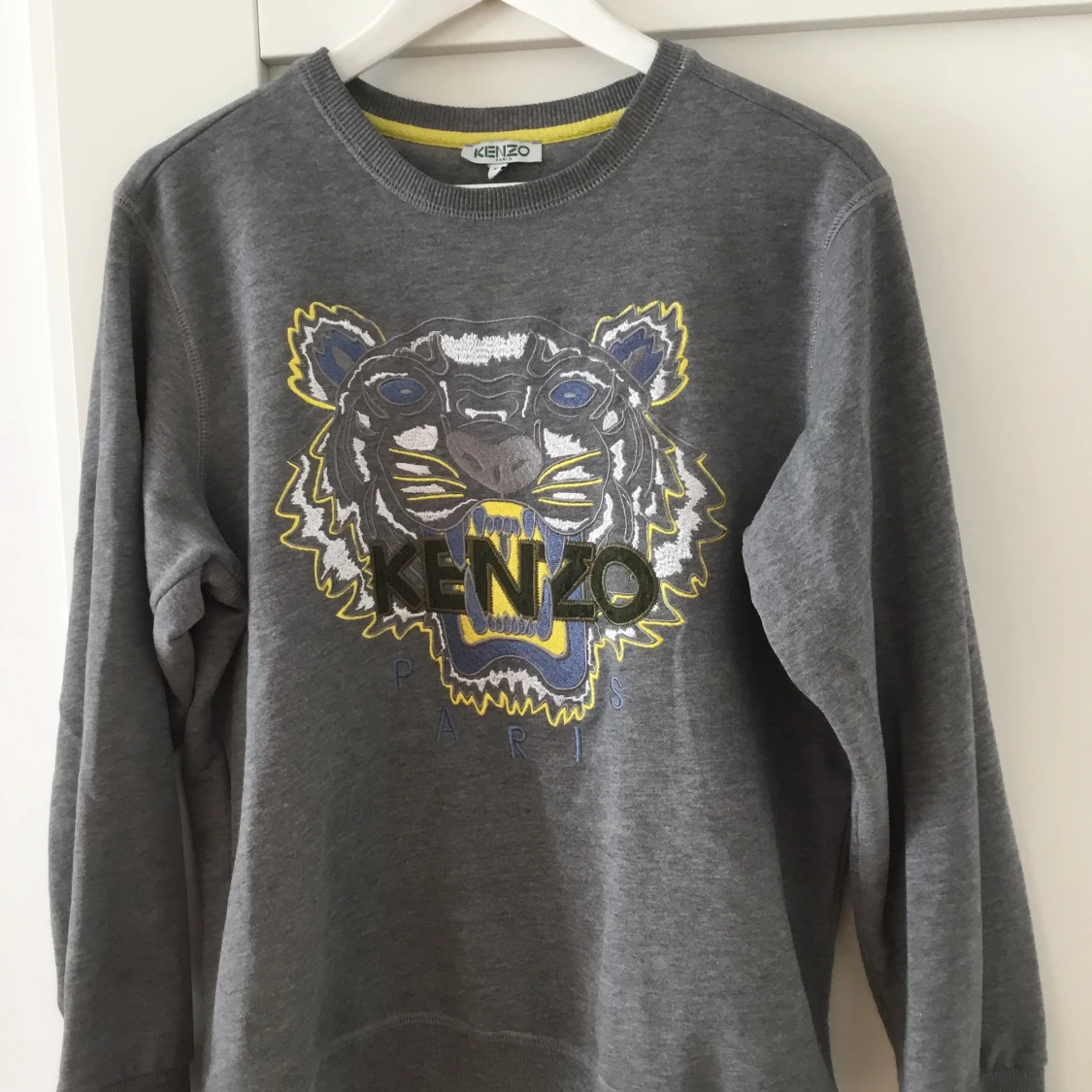 Grå sweatshirt från Kenzo med tigerbroderi
