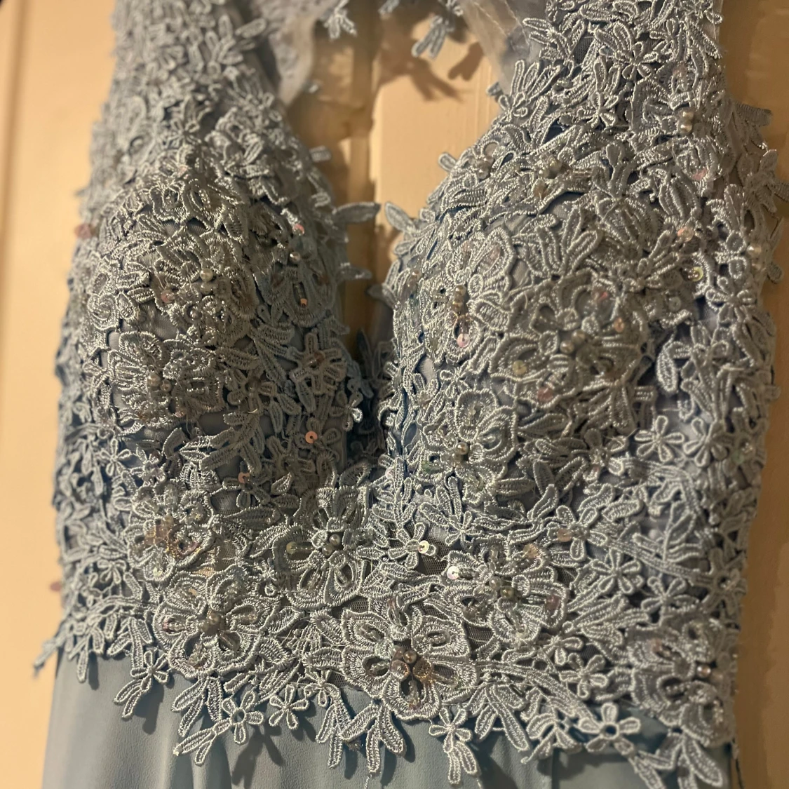 Ljusblå balklänning med spetsdetaljer - 92