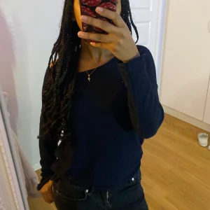 Mörkblå långärmad off-shoulder tröja - Säljer en stilren mörkblå tröja som är off-shoulder med långa ärmar. Skön och mysigt vilket gör den perfekt vardag. Tröjan har en normal passform och är superbekväm. Passar perfekt till jeans eller kjol. Hör av dig vid intresse!💗