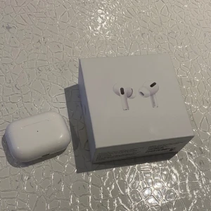 Vita trådlösa hörlurar med laddare osv  - Säljer ett par vita trådlösa hörlurar med tillhörande laddningsetui. Perfekt för musikälskare som vill ha frihet utan sladdar. Hörlurarna kommer i originalförpackning och är i mycket bra skick. Passar både till vardags och träning.