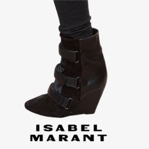 Svarta kilklackar från Isabel Marant - (INTRESSEKOLL) SÅÅÅÅ snygga svarta boots med kilklack från Isabel Marant. Skorna har en spetsig tå och tre justerbara remmar framtill. Tillverkade i en kombination av läder och kalvskinn för en stilren look. 10cm klack! Svåra att få tag på och kostar runt 12000 nya! Använda men såklart i bra skick!💕 kom med prisförslag! 