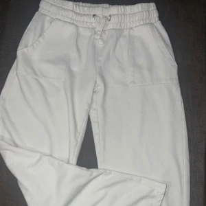 vita mjukisbyxor från lager 157 - säljer ett par superbekväma vita mjukisbyxor från lager 157 i bra skick. de har en elastisk midja med snörning för perfekt passform och praktiska fickor både fram och bak. använda ett par gånger, lite noppriga men jätte bekväma!! 