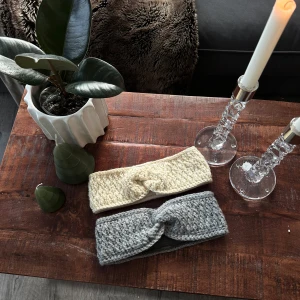 Virkade handgjorda pannband i valfri färg - Mysiga virkade & fodrade pannband, Perfekta för att hålla värmen under kyliga dagar. De har en enkel och stilren design med en twistdetalj framtill. Storleken samt färgval görs utifrån individ och önskemål. Tillverkningstid ca 5 timmar🤍 