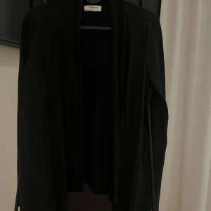 Svart kofta  - Svart tunn cardigan. 