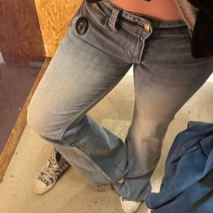 Blå bootcut jeans - Cheap monday jeans i strl 27/34. Köpta på weekday för två veckor sedan, säljer då de är fel storlek. Nyskick