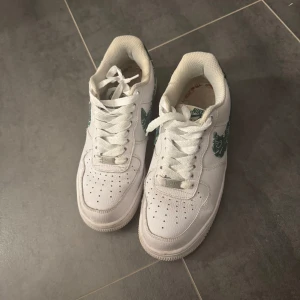 Nike air force  - Nike Airforce i fint skick. Sulan i skon har gått sönder men det är inget som syns när dem är på! Men därav det billiga priset!