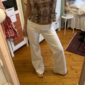 Vita lågmidjade byxor - Snygga vita lågmidjade byxor med vida ben! Står ingen storlek i men skulle säga xs/s. Fråga för mått eller annat!🤍