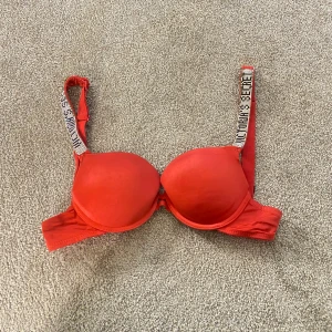 Victoria’s Secret bh💋 - Röd Victoria’s Secret bh, några stenar som lossnat annars bra skick. Nypris 999kr🤍