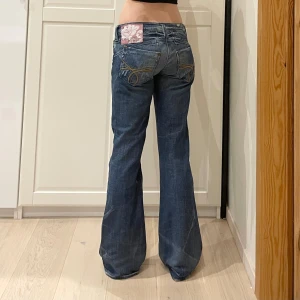 Lågmidjade bootcut jeans💕 - Midja 41 cm rakt över, gren 19 cm o innerben 81 cm🤩jae 169 o xs-s o håller in i midjan! Märkta som EU38 o uppskattar till S/M