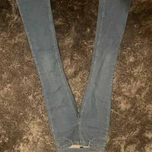 Blå jeans från 2NDDAY - Säljer ett par snygga blå jeans från 2NDDAY. De är i bra skick och har en klassisk femficksdesign. Jeansen är lågmidjade och bootcut. Perfekta för både vardag och fest! 💙