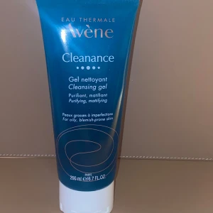 Avène Cleanance Cleansing Gel - Avène Cleanance Cleansing Gel är en rengöringsgel för fet och oren hud. Kommer i en blå tub på 200 ml  men jag provade det några gånger så det är lite mindre än det som ses på andra bilden