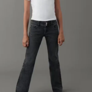 Svarta bootcut jeans - Snygga svarta low waist bootcut jeans från gina young i storlek 164! Säljer då de är för stora för mig 💕💕💕
