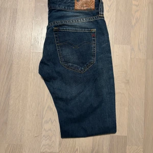 Blå jeans från Replay - Ett par sjukt snygga blå jeans från Replay i storlek W28 L32. De är i utmärkt skick med snygga slitningar. Jag säljer dem för att de inte passar. Hör av dig vid minsta fundering!💛🌟