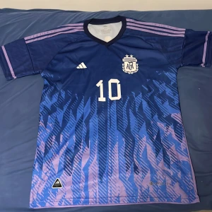 Argentina T-Shirt - Tröjan är i mycket bra skick då den bara använts ett fåtal gånger,Den köptes utomlands vilket gör stt storleken är annorlunda och är väldigt stor,Men matrialet är jättebra och skönt