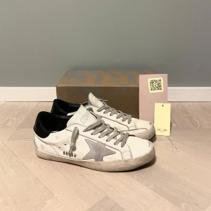 Golden Goose Super-Star - Säljer ett par riktigt fina Golden Goose✨. Dessa är i storlek 42, men passar även 43. Jätte fint skick. Allt OG medföljer! Nypris på dessa ligger runt 6500kr, säljs för endast 2599, pris kan diskuteras vid snabb affär. Om de är något ni undrar över är det bara att hojta till! 