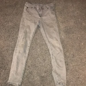 Grå skinny jeans från Aping - Säljer ett par grå skinny jeans från Aping. De har en regular waist och är tillverkade i denim. Perfekta för en stilren look.