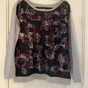 Grå sweatshirt med brodyr framtill i strl T4 (42) från Stella Forest - Grå sweatshirt med brodyr framtill i strl T4 (42) från Stella Forest,  Sparsamt använd och i fint begagnat skick.  Mått Över bröstet: ca 61 cm Längd från axeln och ner: ca 68 cm  Bomull och polyester   Kommer från ett djur och rökfritt hem.