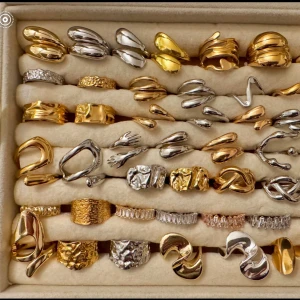 Alla som köper minst 2 ringar får en slumpmässig vald ring  - ‼️‼️‼️Begränsat antal Fri Frakt ‼️‼️‼️Alla som köper minst 2 ringar får en slumpmässig vald ring på köpet. Vid köp över 4 ringar får man välja ringen som kommer på köpet.  OBS! Det finns endast begränsat antal ringar. 🛍️🛍️(styck pris)