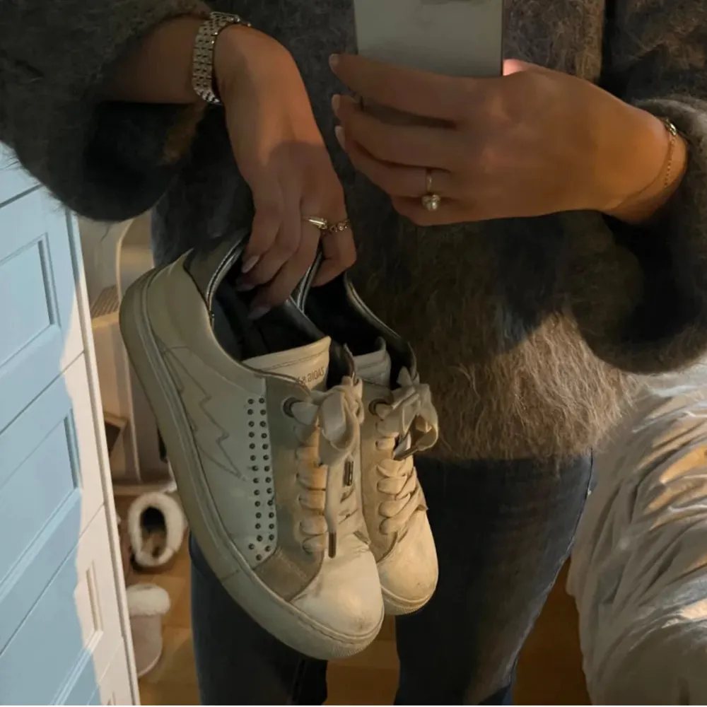 Säljer perfekta sneakers till våren som är jätte snygga. Köpt nydligen här på Plick men va tyvärr lite små. Pris kan diskuteras, hör av er vid frågor💕💕. Skor.