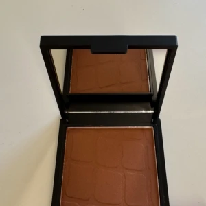 Bronzer från Make Up Store NYTT - Snygg bronzer från Make Up Store i en elegant svart förpackning med spegel. Perfekt för att ge ansiktet en solkysst look. Den har en varm brun nyans som passar de flesta hudtoner.