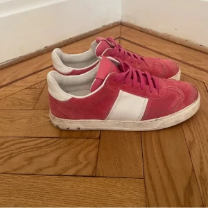 Valentino flycrews - Intressekoll!!! inte säker om jag vill sälja, skorna har tappat 4 nitar varav 3 på ena och 1 på andra, inget oh följer med, skriv vid bättre bilder🩷🩷🩷