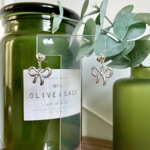 Silverörhängen med rosett - Egengjorda silverfärgade örhängen med en gullig rosettdesign. Perfekta för att ge en söt touch till vilken outfit som helst. 🩶 Kolla gärna mina andra annonser för samfrakt. 