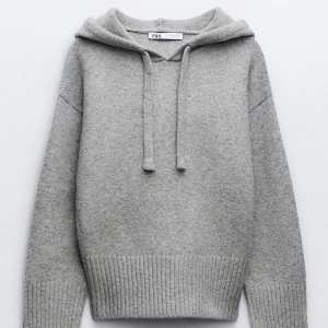 Grå hoodie från Zara - Mysig grå hoodie från Zara i mjukt material. Nästan oanvänd och i perfekt skick❤️
