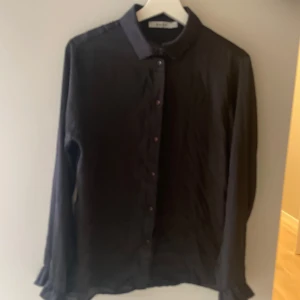 Svart blus från NA-KD - Svart sidenblus