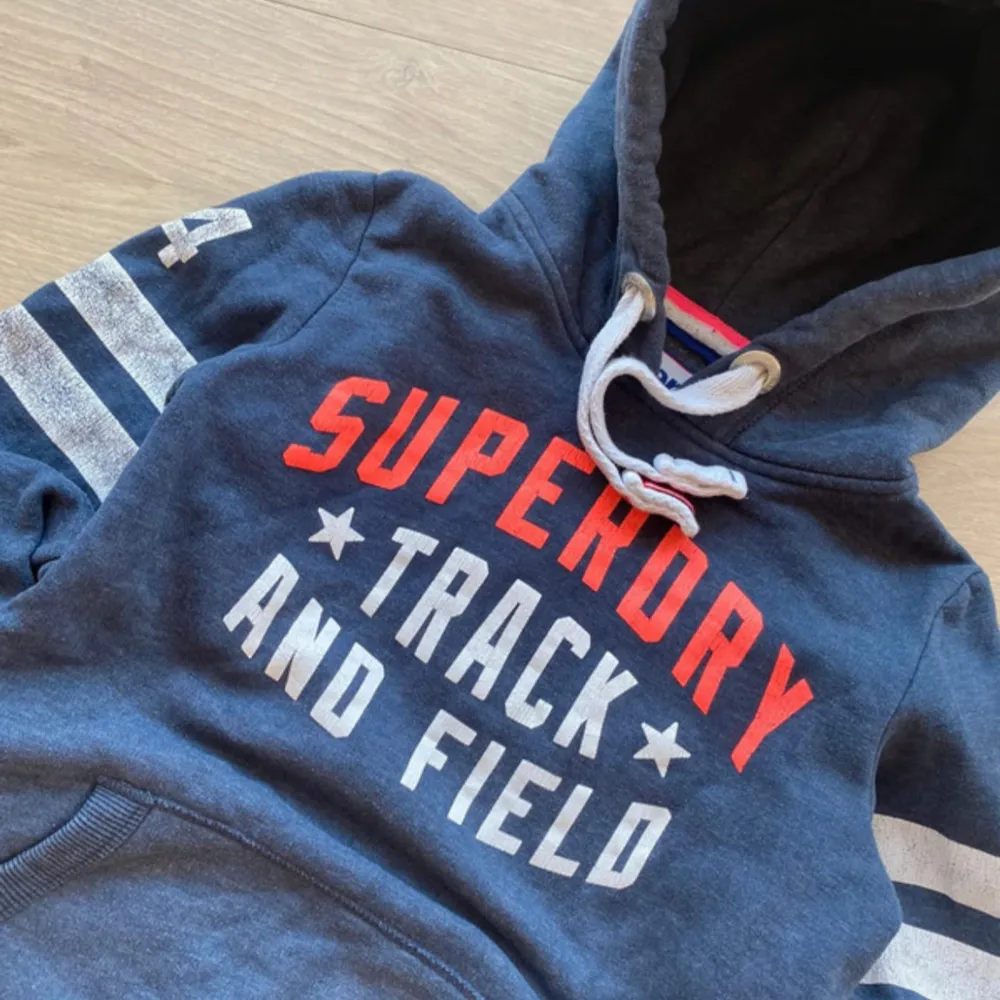 Hej! Säljer denna feta vintage Superdry hoodien i storlek S. Hoodien är i fint skick utan några defekter. Hör av er vid frågor och pris kan diskuteras vid snabb affär 🙌. Hoodies.