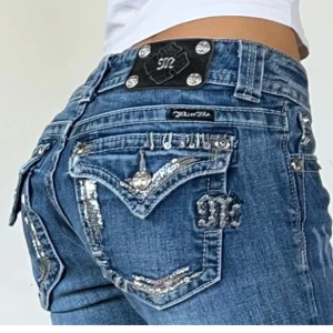 Miss me jeans  - Jättefina miss me jeans i en äldre modell, lågmidjade och bootcut. Midja 81 cm och innerbenslängd 87 cm, även stretchiga. Köptes för 1350❤️