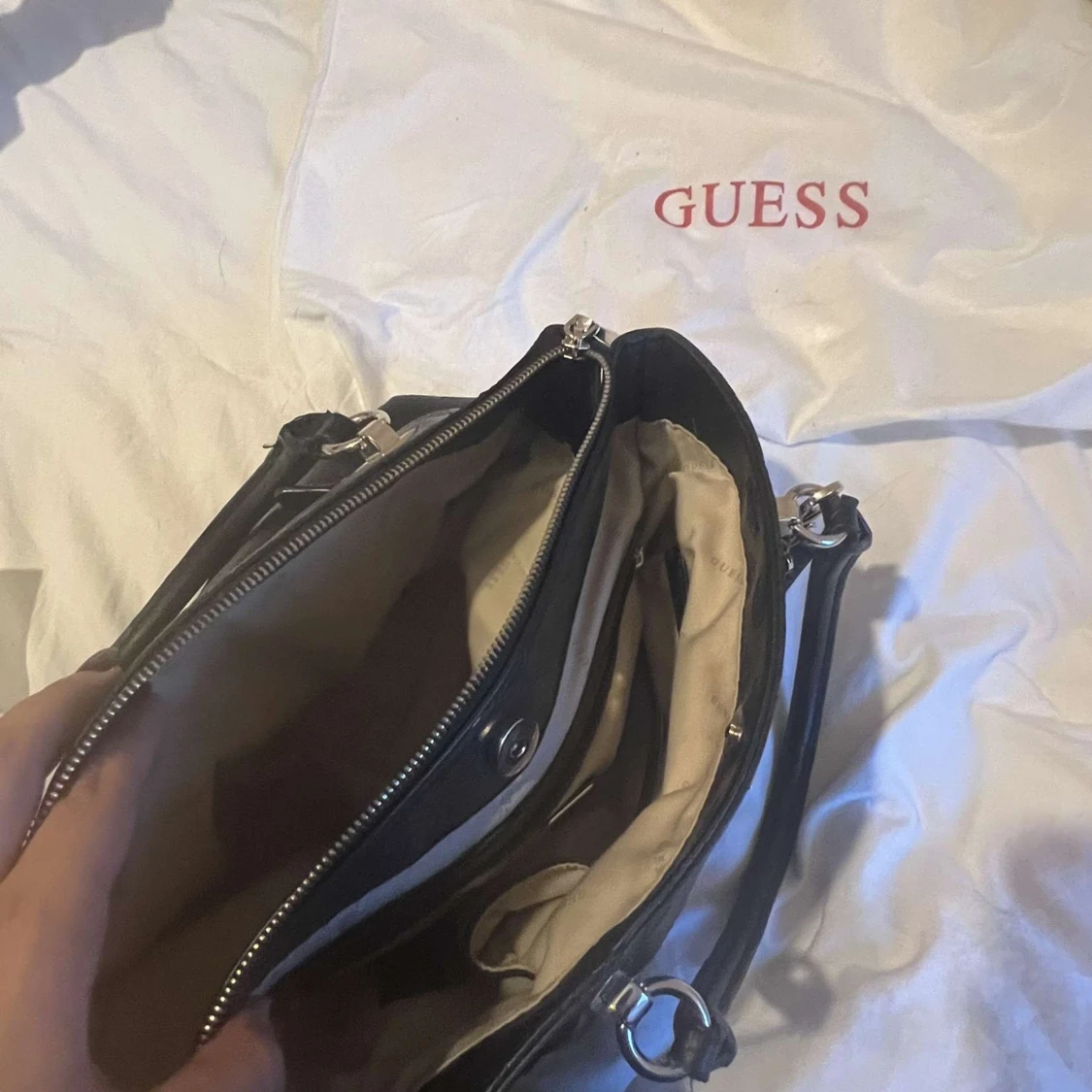 Svart handväska från Guess - 93