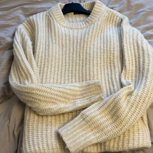 Vit stickad tröja - Mysig vit stickad tröja som är nästan aldrig använd i xs