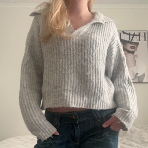 Grå ribbad stickad tröja - Säljer en fin grå stickad tröja i s