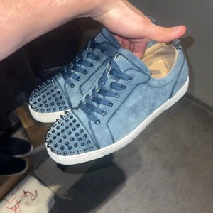 Christian Louboutin  - Säljer dessa sjukt snygga och grymt skick Christian Louboutin i en rare ”CW”