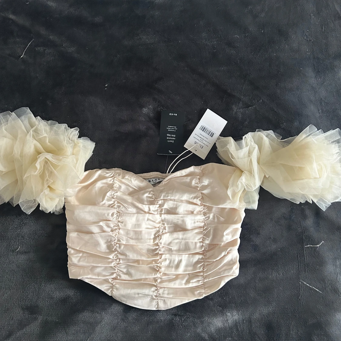 Krämfärgad topp med volangärmar från NA-KD