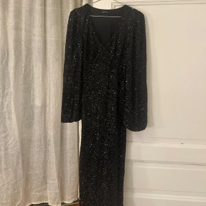 Nyårsklänning - Perfekt nyårsklänning frpn förra årets gina kollektion🖤🤩 oanvänd!!! Går inte att köpa längre 