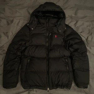 Ralph Lauren Vinterjacka - Riktigt snygg och eftertraktad vinterjacka från Ralph Lauren. Jackan är sparsamt använd och i mycket fint skick. Bara att höra av sig vid frågor eller funderingar.